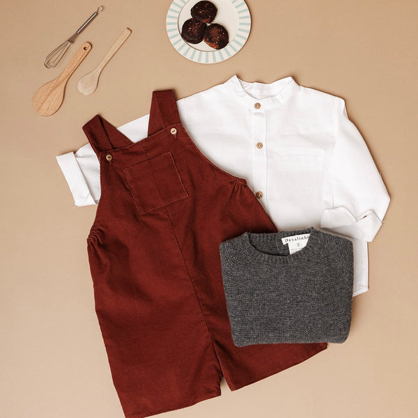 Look 3 peças Jardineiras Cacau c/camisa e casaco